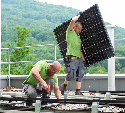 Zwei Monteure beim Installieren von PV-Modulen