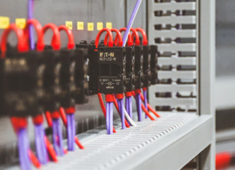 Schaltschrank Innenleben mit Schaltern und Klemmleisten