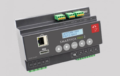 Mitarbeiter mit Laptop der Gewerbespeichersysteme steuert