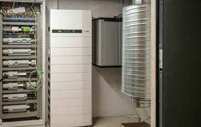 Speichersysteme mit Steuerung und E-Mobil-Ladestation